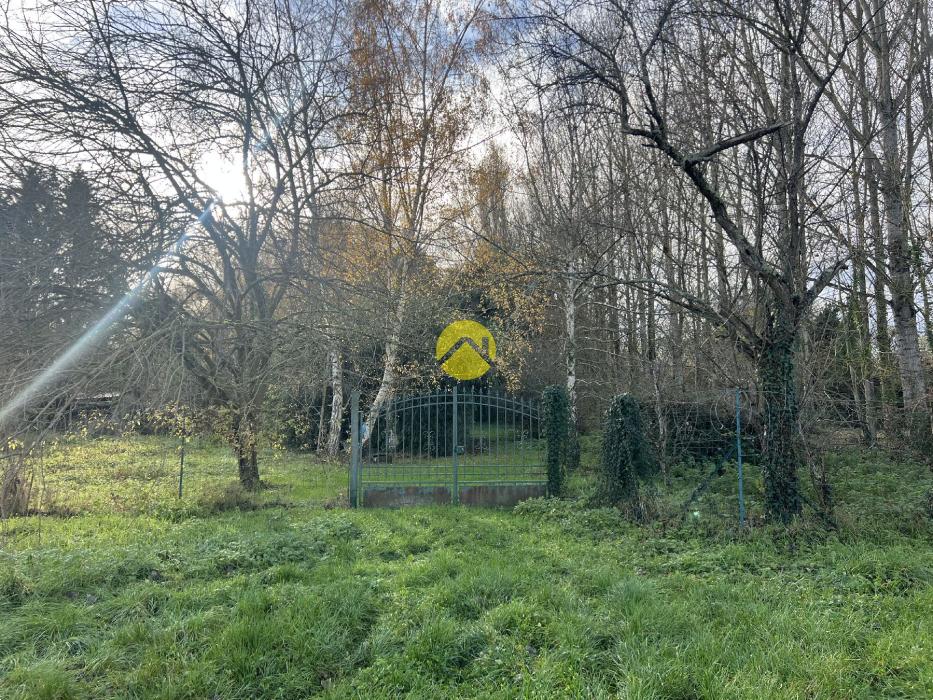 ET AU MILIEU COULE LA RIVIÈRE 