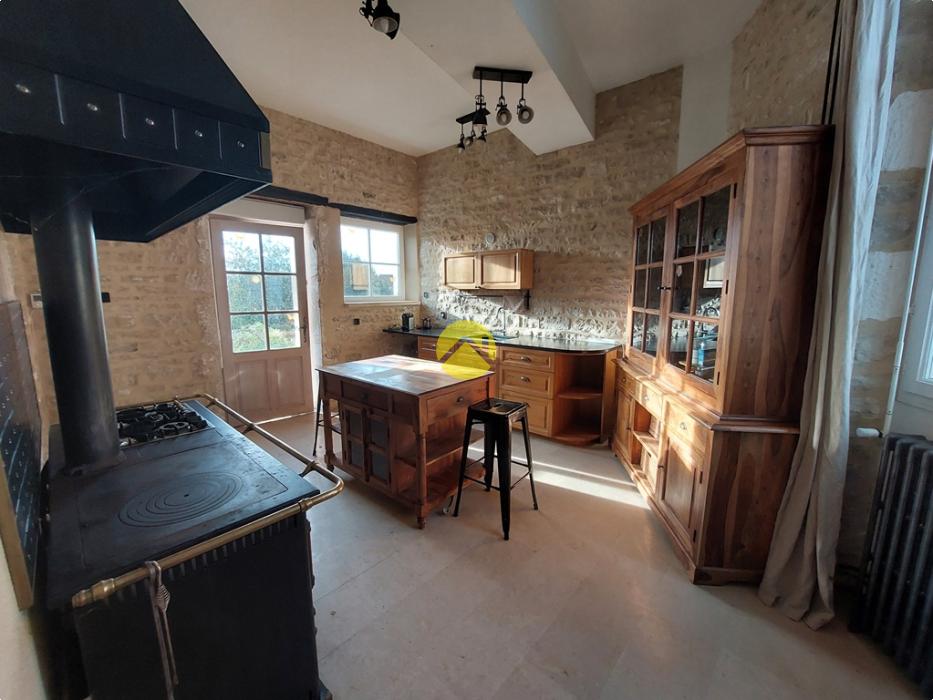 MAISON AVEC DÉPENDANCES ET PISCINE