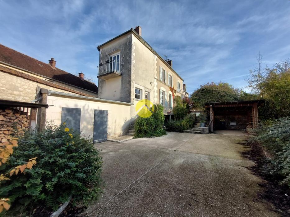 MAISON AVEC DÉPENDANCES ET PISCINE