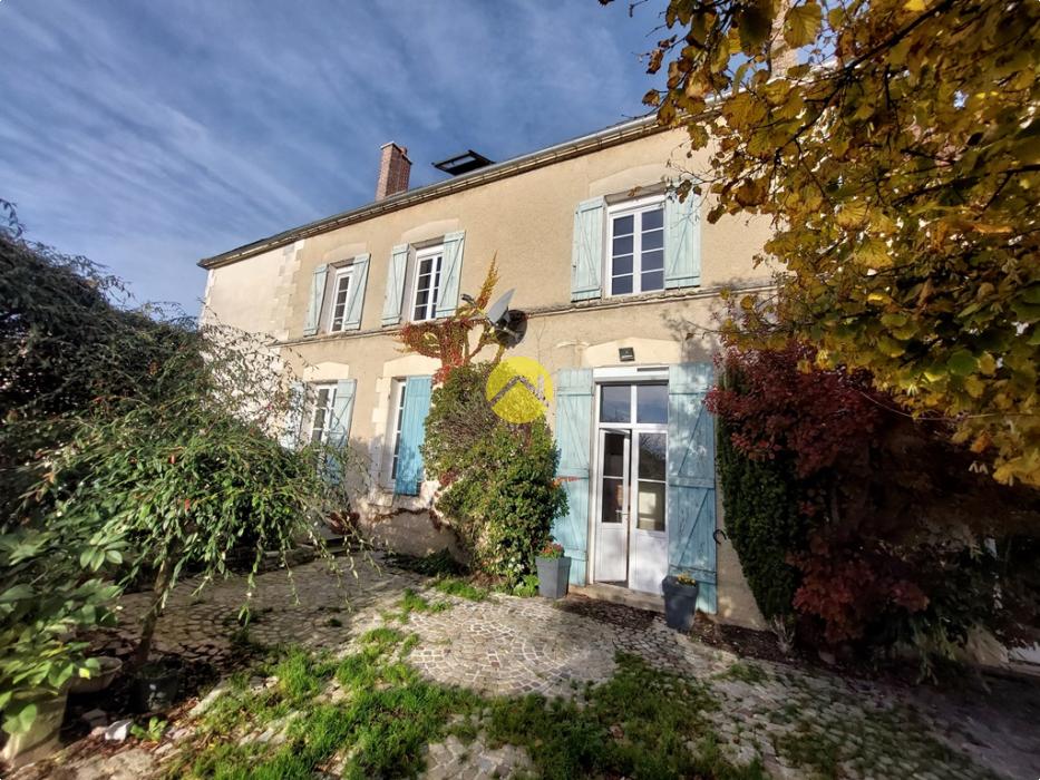 MAISON AVEC DÉPENDANCES ET PISCINE