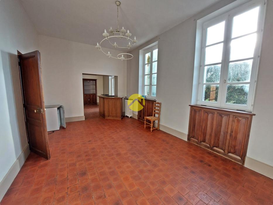 MAISON AVEC DÉPENDANCES ET PISCINE