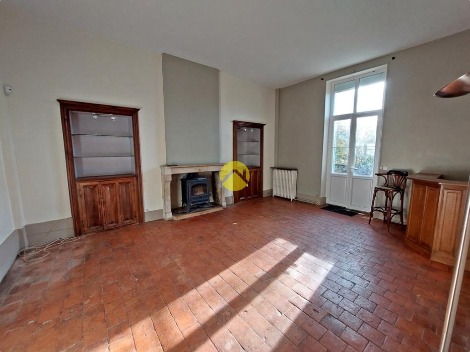 MAISON AVEC DÉPENDANCES ET PISCINE