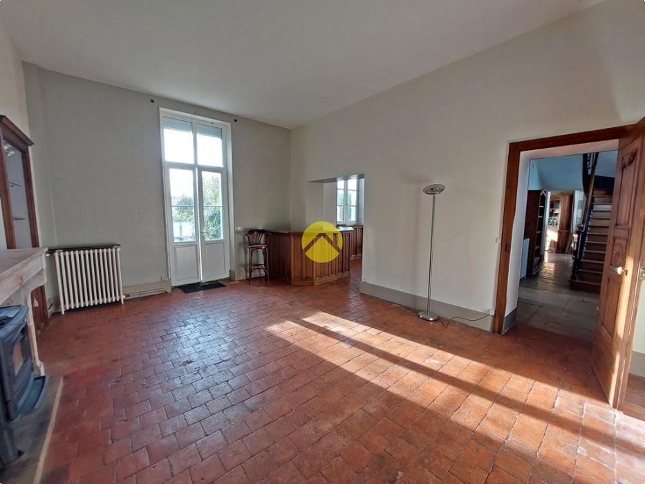 MAISON AVEC DÉPENDANCES ET PISCINE