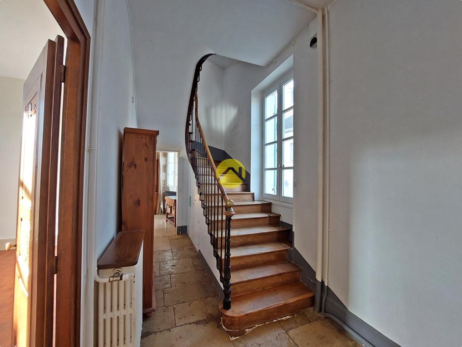 MAISON AVEC DÉPENDANCES ET PISCINE