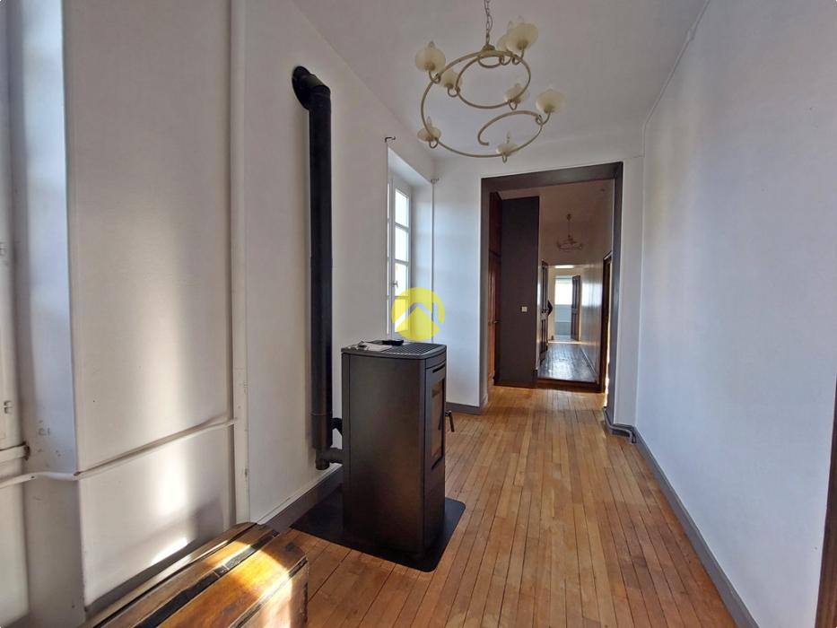 MAISON AVEC DÉPENDANCES ET PISCINE