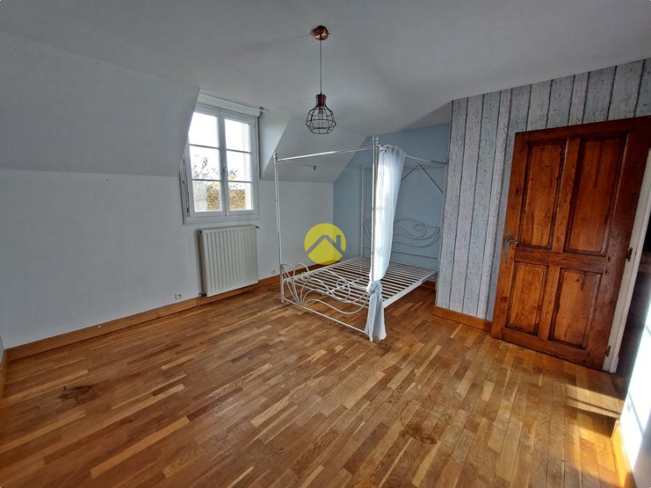 MAISON AVEC DÉPENDANCES ET PISCINE