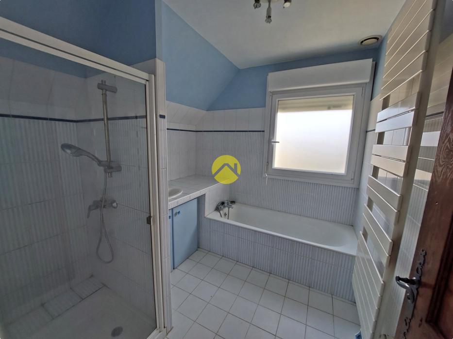 MAISON AVEC DÉPENDANCES ET PISCINE