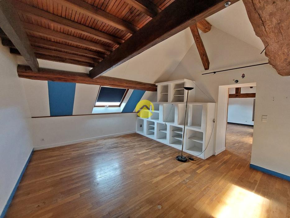 MAISON AVEC DÉPENDANCES ET PISCINE