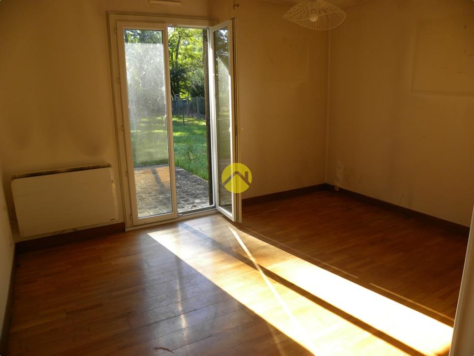 Pavillon dans rue au calme