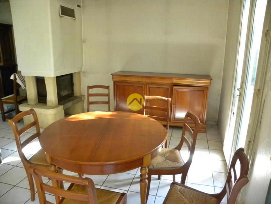 Pavillon dans rue au calme