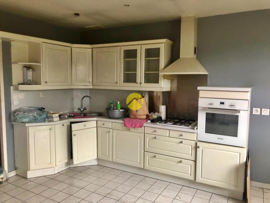 Pavillon dans rue au calme