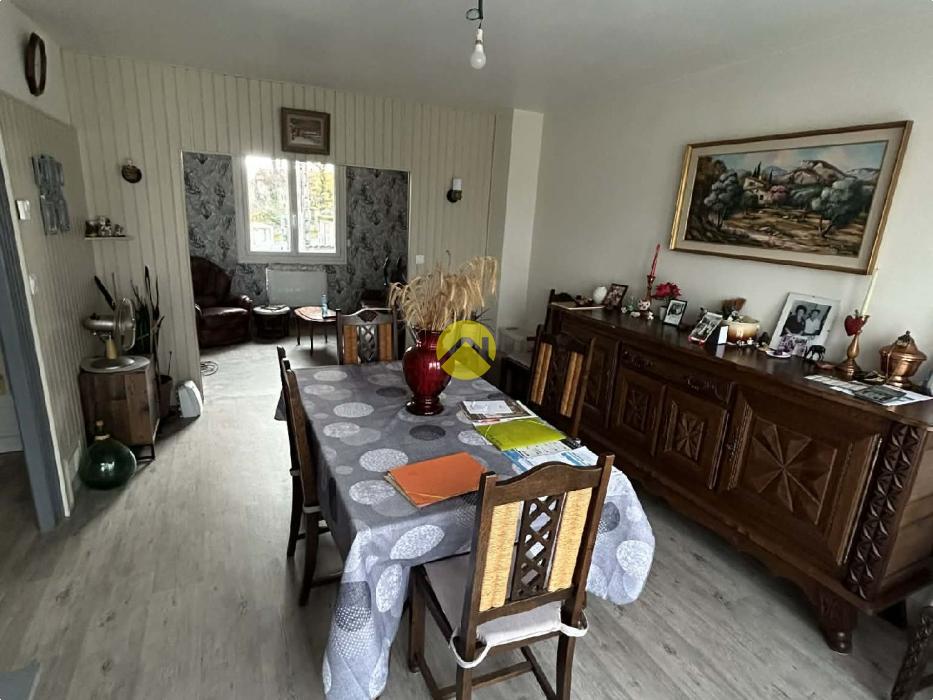 Maison élevée sur sous sol