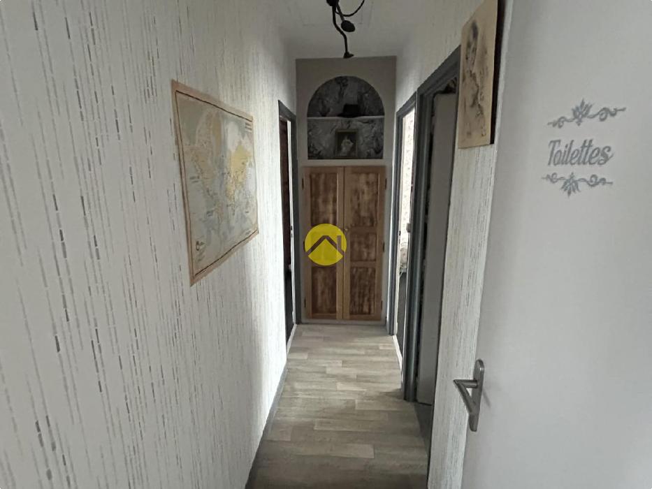 Maison élevée sur sous sol