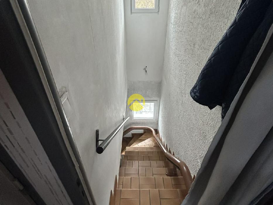 Maison élevée sur sous sol