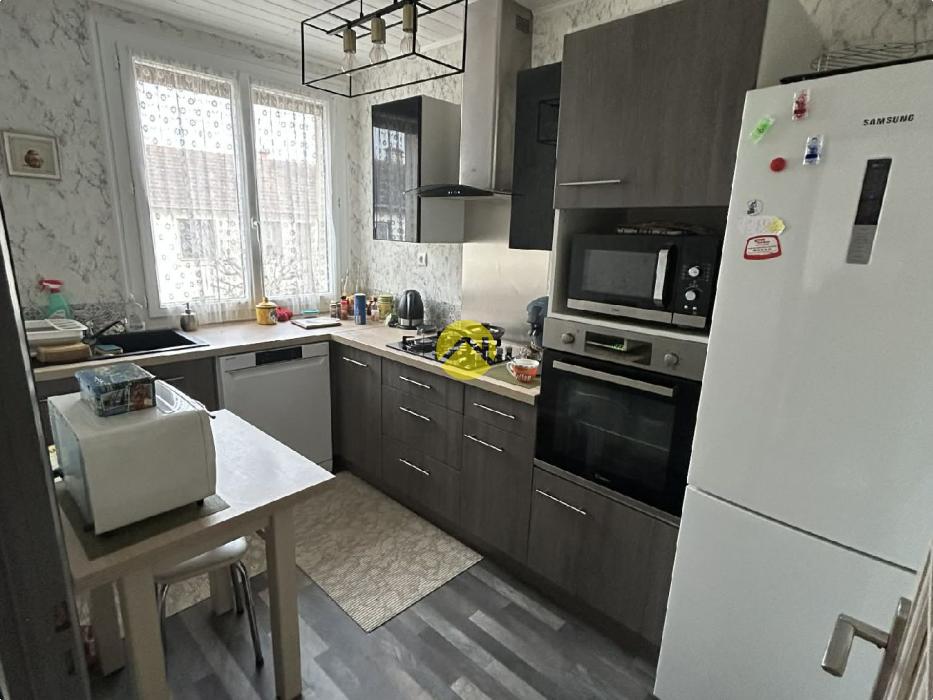 Maison élevée sur sous sol