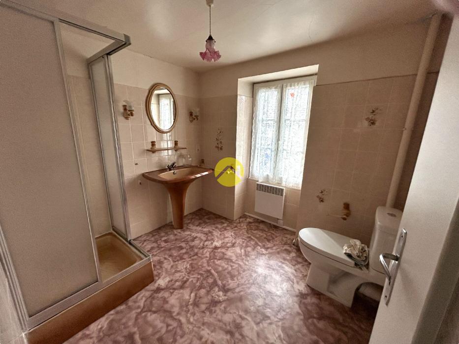 MAISON DE VILLAGE ET GRANGE