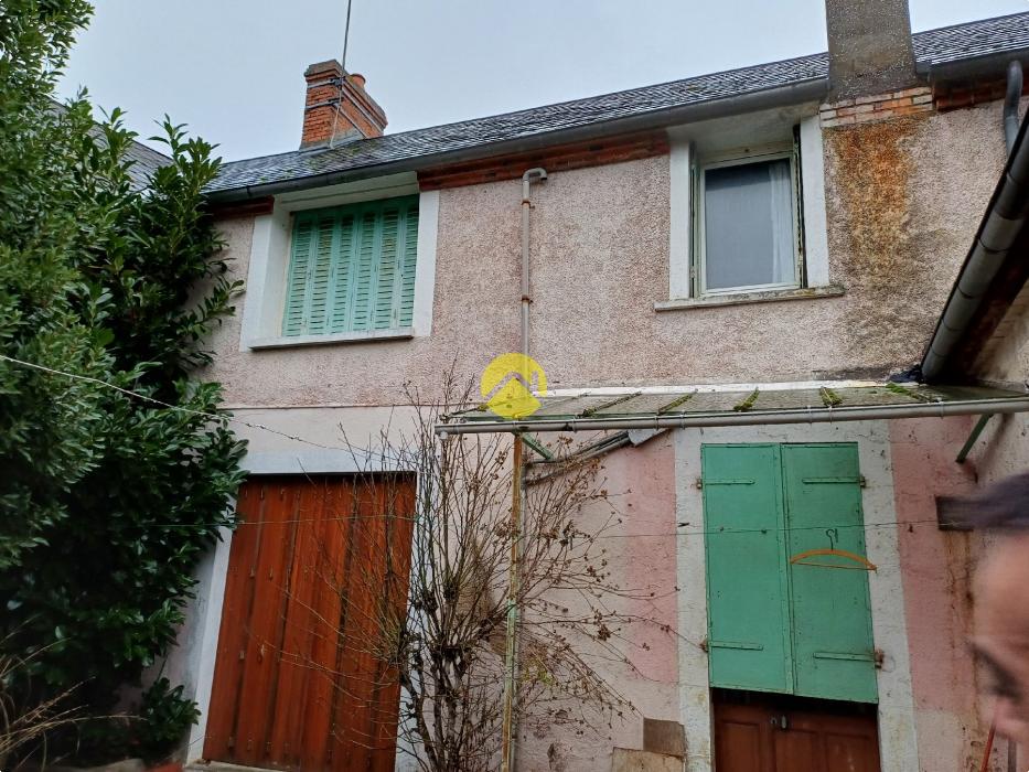 MAISON 120 M2 COUR ET GARAGES