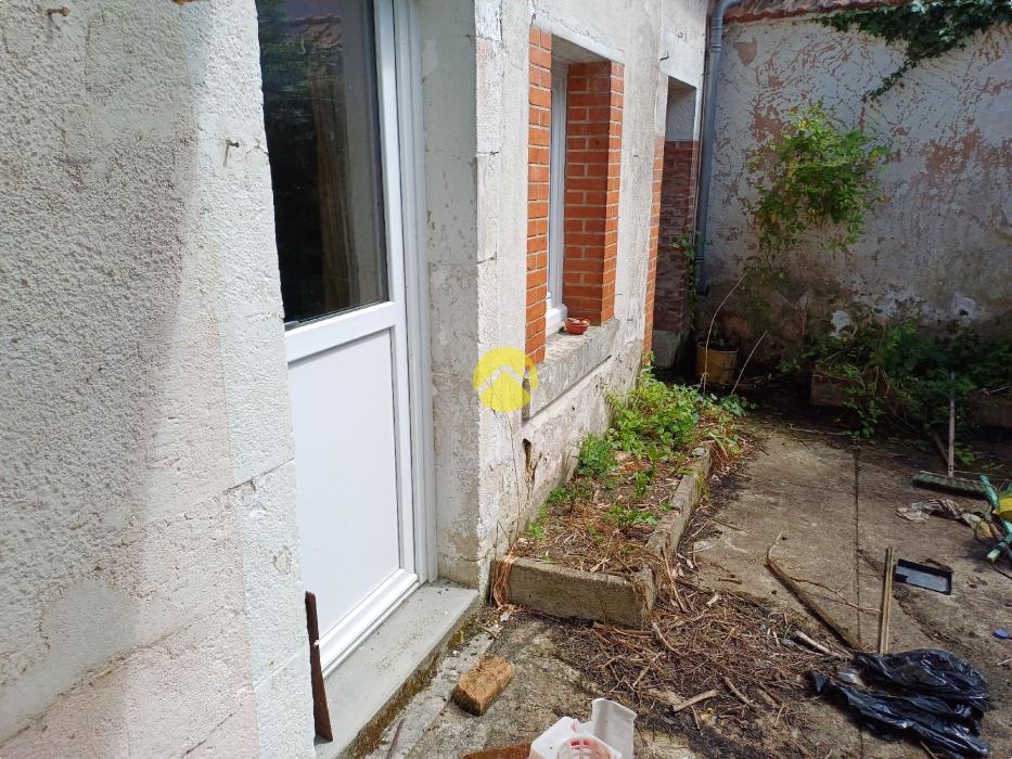 URGENT !! MAISON COUR ET GARAGES