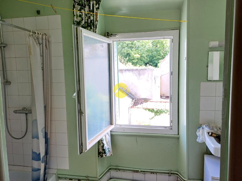 URGENT !! MAISON COUR ET GARAGES