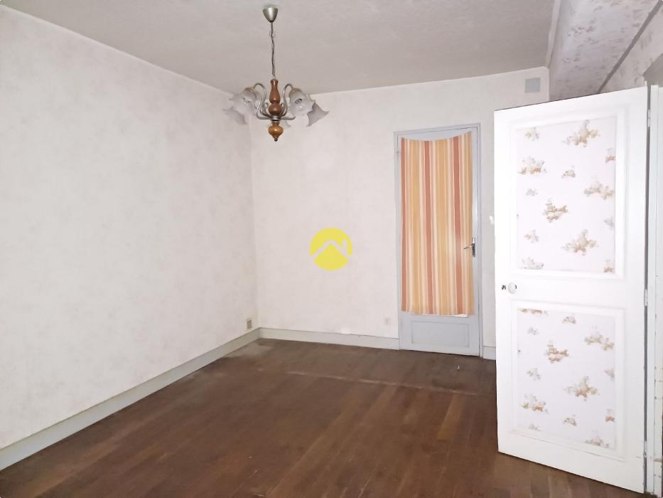 MAISON 120 M2 COUR ET GARAGES