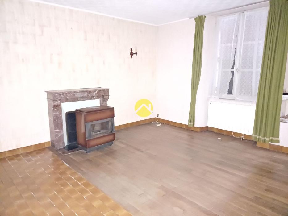 MAISON 120 M2 COUR ET GARAGES