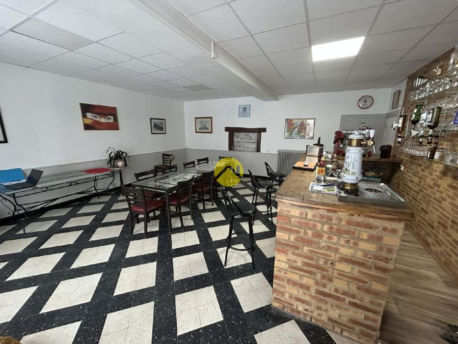 Maison + BAR (licence IV) + Parking