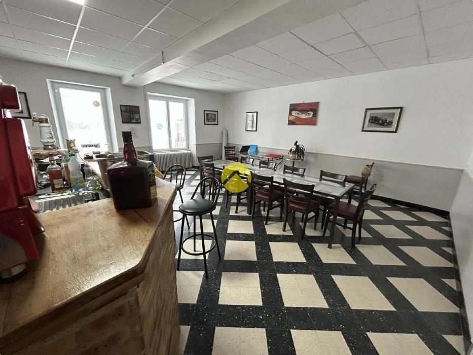 Maison + BAR (licence IV) + Parking