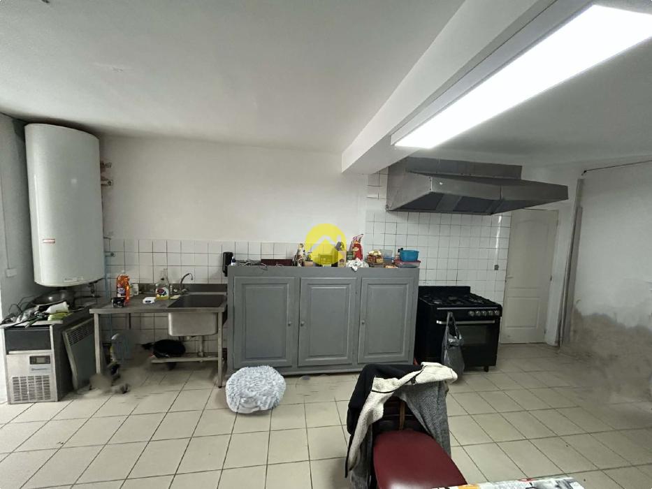 Maison + BAR (licence IV) + Parking