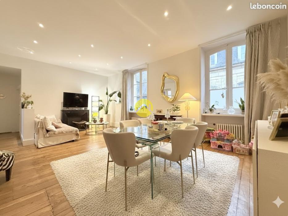 APPARTEMENT AVEC PISCINE CENTRE 