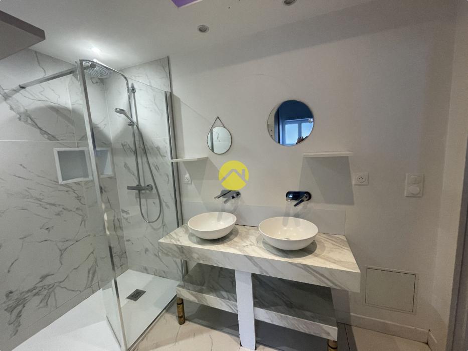 APPARTEMENT AVEC PISCINE CENTRE 