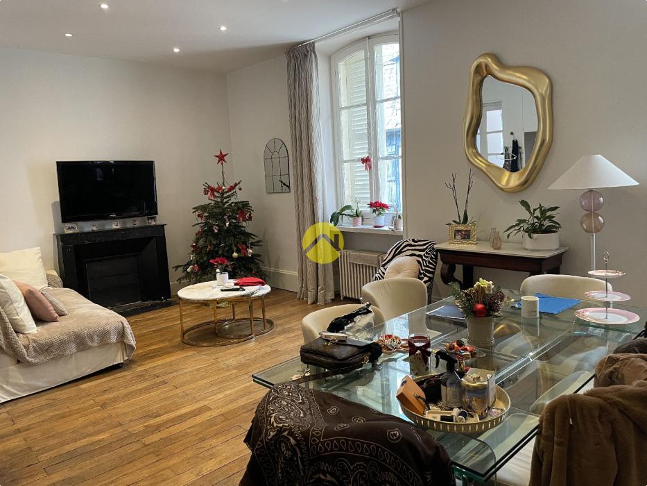 APPARTEMENT AVEC PISCINE CENTRE 