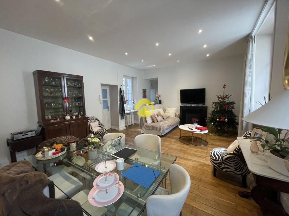 APPARTEMENT AVEC PISCINE CENTRE 