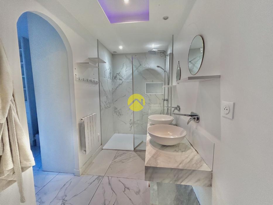 APPARTEMENT AVEC PISCINE CENTRE 