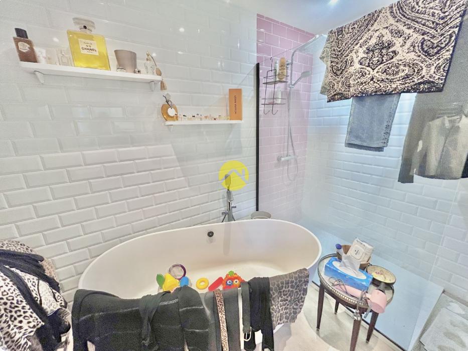 APPARTEMENT AVEC PISCINE CENTRE 