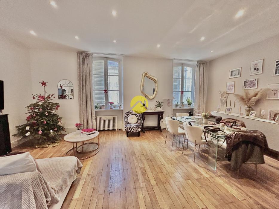 APPARTEMENT AVEC PISCINE CENTRE 