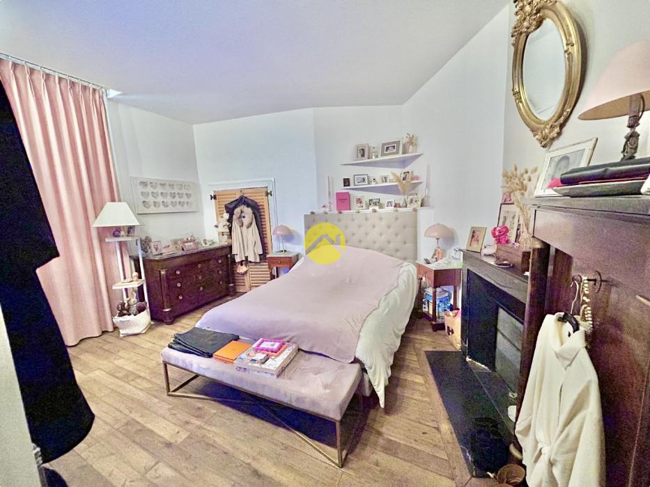 APPARTEMENT AVEC PISCINE CENTRE 