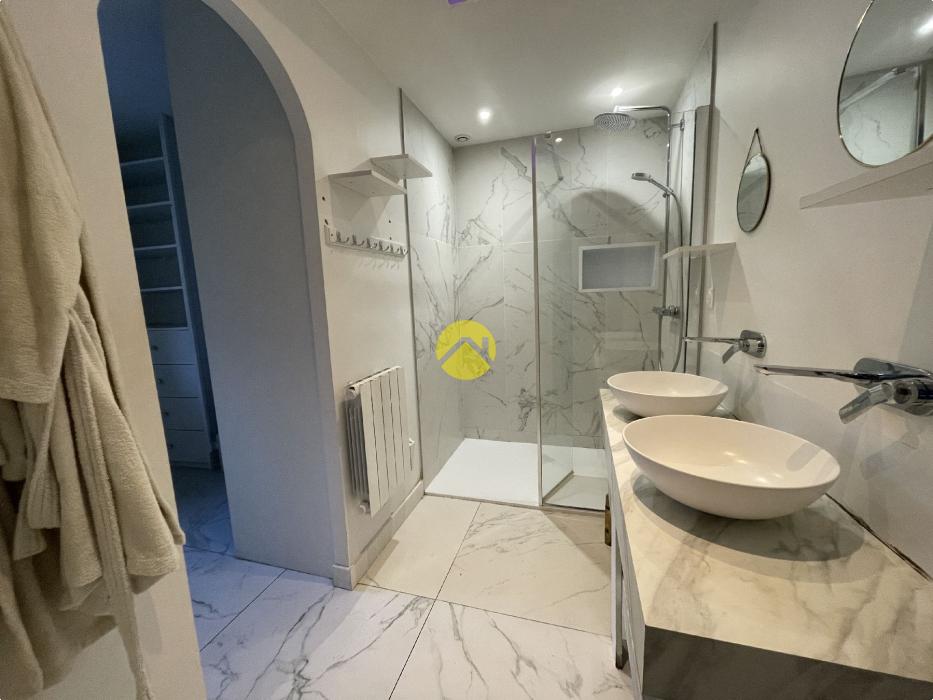 APPARTEMENT AVEC PISCINE CENTRE 