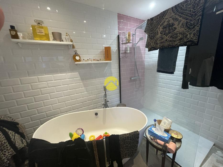 APPARTEMENT AVEC PISCINE CENTRE 