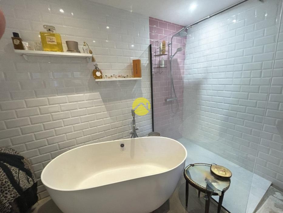 APPARTEMENT AVEC PISCINE CENTRE 