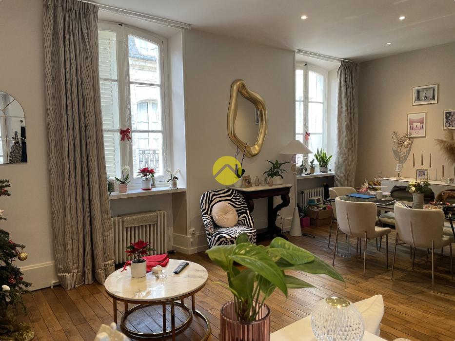 APPARTEMENT AVEC PISCINE CENTRE 