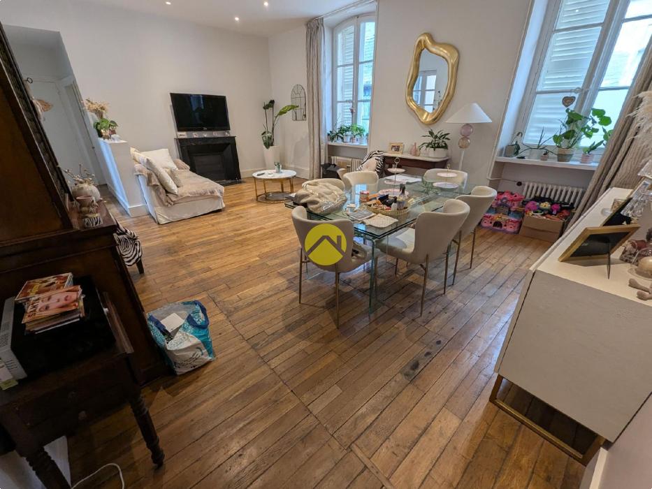 APPARTEMENT AVEC PISCINE CENTRE 