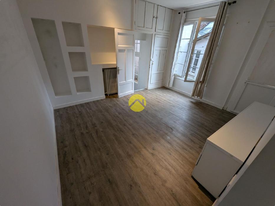 APPARTEMENT AVEC PISCINE CENTRE 