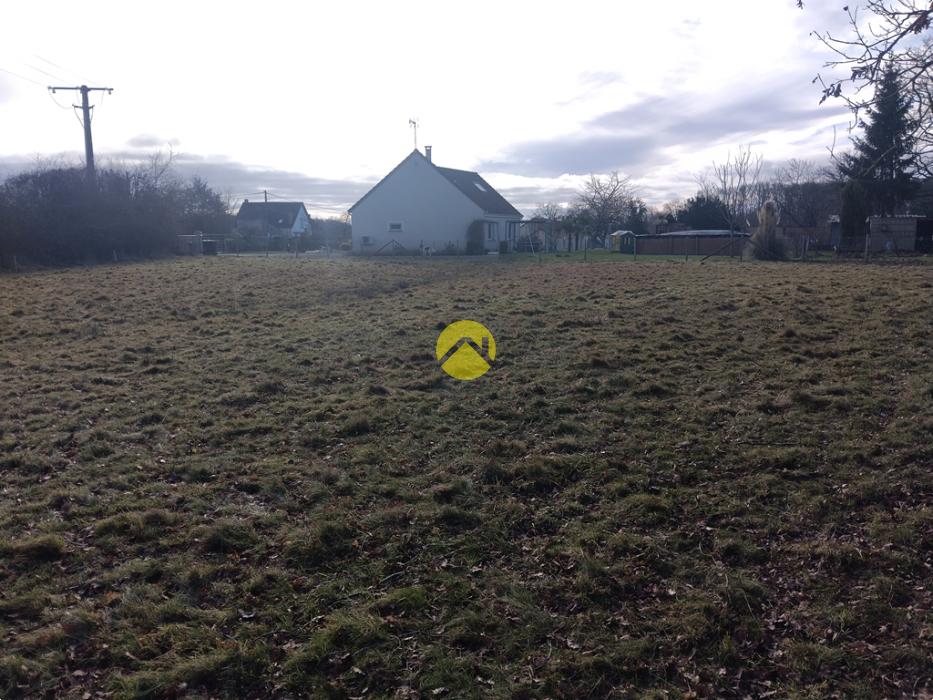 A bâtir proche étang et forêt