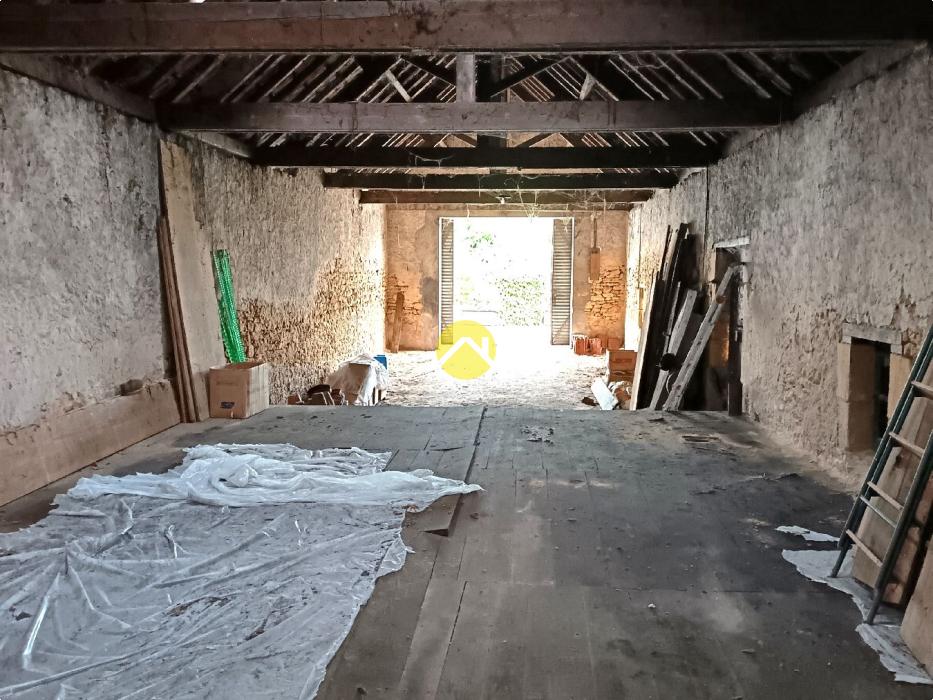 Hangar en pierre fermé centre bourg