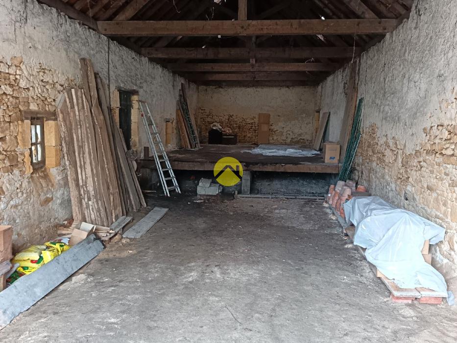 Hangar en pierre fermé centre bourg