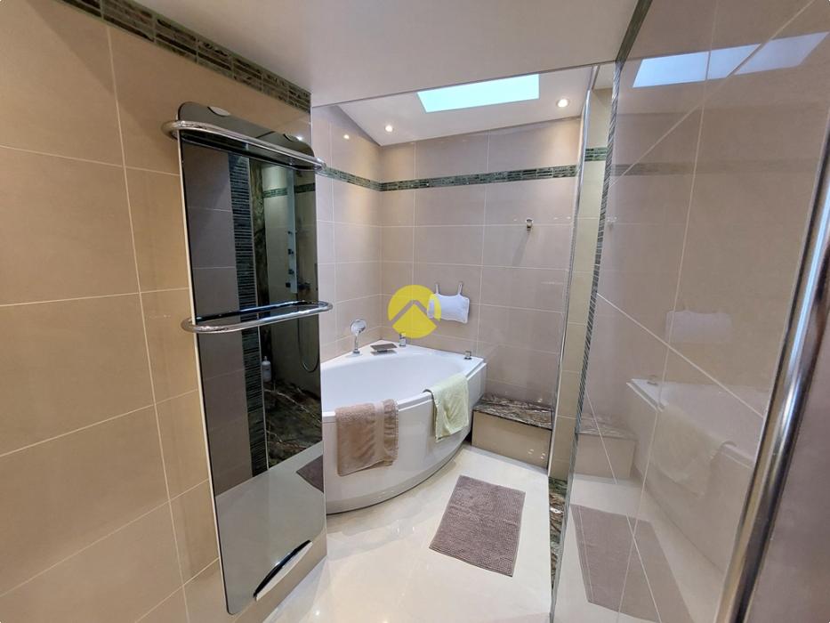 ENTIÈREMENT RENOVÉE + DÉPENDANCES