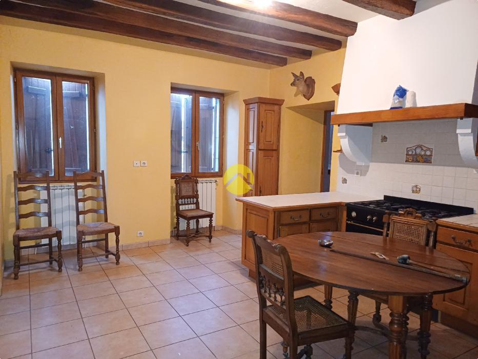 LONGERE 208 M2 GARAGES DEPENDANCES