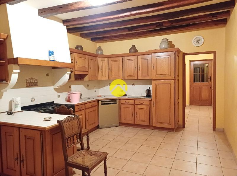 LONGERE 208 M2 GARAGES DEPENDANCES