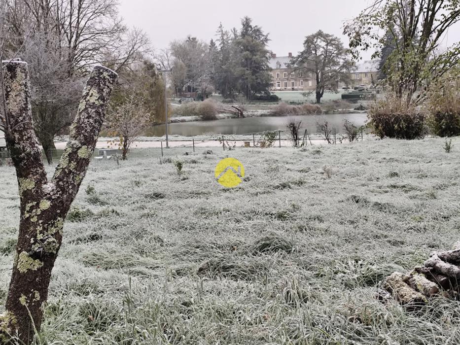 TERRAIN A BATIR AU BORD DE L'EAU
