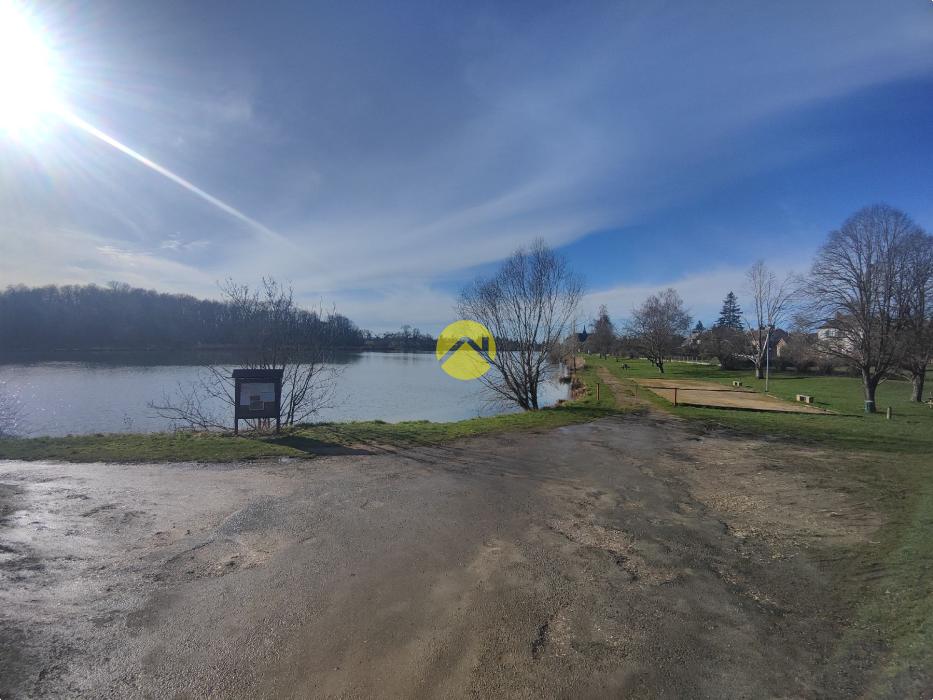 TERRAIN A BATIR AU BORD DE L'EAU